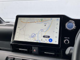 ドライバーの視認性に優れた画面で、スムーズなナビゲーションをサポート。目的地までの道順を分かりやすく表示し、快適なドライブを支援します。