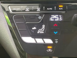 【オートエアコン】一度お好みの温度に設定すれば、車内の温度を検知し風量や温度を自動で調整。暑い&hellip;寒い&hellip;と何度もスイッチ操作をする必要はありません。快適な車内空間には必須の機能ですね♪