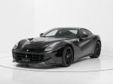 コーンズ名古屋ショールームでは1階に最新モデルの展示とコンフィグレーションルーム、2階には中古車展示エリアとラウンジを配し、最新CIのもとフェラーリをご覧いただけます。