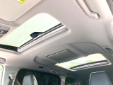 【サンルーフ】開放感たっぷりの希少装備、サンルーフが装着されています!車内に明かりを取り入れたり景色を楽しむ以外にも、車内の空気も簡単に換気できて快適です!