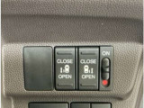 【両側パワースライドドア】両側がパワースライドドアになっており、運転席のスイッチやスマートキーでも開閉が可能です!開口部も広いので乗り降りも楽々♪