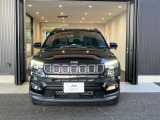Jeep伝統のセブンスロットルグリルを引継現在風にアレンジされております。