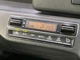 【オートエアコン】一度お好みの温度に設定すれば、車内の温度を検知し風量や温度を自動で調整。暑い&hellip;寒い&hellip;と何度もスイッチ操作をする必要はありません。快適な車内空間には必須の機能ですね♪