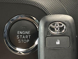 【スマートキー】カバンやポケットに入れたままでもドアの施錠・解錠が可能なスマートキーを装備。エンジンのオン・オフ時もカギを取り出す必要が無いからとっても便利です♪
