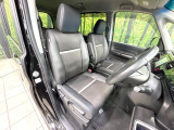 運転席まわりには十分なスペースがあり、大柄な方でもゆったり運転していただける環境です。