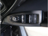 運転席には、ドアミラーの開閉および角度調整、集中ドアロック機能、さらには全ウィンドーの開閉操作を可能にするスイッチが一つに集約。運転中でもスムーズかつ効率的に操作でき、安全性と快適性に役立っています。
