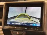 リバースギアに入れるだけで後方の表示へ切り替わります。夜間や雨の日の駐車も楽になりますよ。