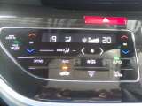 オートエアコンは左右席で独立温度コントロールが可能です。運転席はキンキンに冷やして助手席はマイルドにと言った設定が可能です。暑さ寒さでケンカすることもなくなりますね。