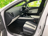 ドライバーを包み込むようなシートは、長時間の運転でも疲れにくい設計。操作性にも優れた内装です。