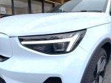 【LEDヘッドライト】ハイビームを先行車や対向車にあてず、その両サイドではハイビーム照射を維持。見える範囲が段違いに広くなりました。北欧神話に登場するトールハンマーをモチーフにデザイン。