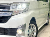 【HIDヘッドライト】非常に明るく前方を照らしてくれるので、悪天候や夜間の走行時も視界良好で安心してお乗りいただけます。