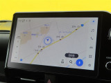 ディスプレイオーディオ(コネクティッドナビ対応)PLUS搭載。Tコネクトご契約で2028年〇月まで無償で利用できるナビ(期限到来後は有償)と、解約後も利用できる車載ナビが搭載されています。
