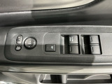 狭い駐車場で便利な電動格納ドアミラーが付いています。