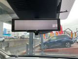 インテリジェントルームミラーが付いております。バックドアについてますカメラと連動して、後方の映像がルームミラーに映ります。