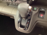 インパネシフトを採用しているので、前席の足元も広々としています。運転席と助手席の行き来もスムーズです!