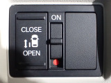 運転席からもスライドドアを楽々操作でスピーディーに!またスマートキーでも開閉できるので便利です。