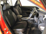 運転席の座面高さを調整できるシートリフターが付いています。