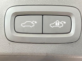 【パワーバックドア】スマートキーや運転席のボタンを押すだけでリアゲートが自動で開閉します!荷物を持っている時や、高い位置にあるバックドアを閉める際に便利な機能です。