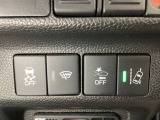 Hondaセンシング用の、VSA(ABS+TCS+横滑り抑制)解除と路外逸脱抑制機能のオンオフスイッチなどはハンドルの右側に装備しています。