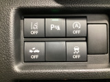運転席脇のクラスタースイッチ部分にはアイドリングストップOFF、パーキングセンサー、その他走行系スイッチを集中配置しております。