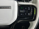 アダプティブクルーズコントロールは、ドライバーの希望する速度と車間距離を設定し、乗員や他の道路利用者の安全性を高めます。また、特に交通量の多い状況ではドライバーの負担を軽減し、快適性を向上させます。