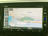 鮮明なディスプレイが、目的地までのスムーズなナビゲーションをサポート。運転に集中しながら、安心して目的地へ向かえます。