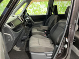運転席からの視界は良好で、運転操作もスムーズに行えます。快適なドライブをサポートする機能が充実しています。使いやすさにも配慮されています。