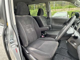 運転席シートは使用感がありますが、破れ、ほつれはございません。