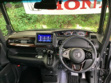 まぶしい日差しをやわらげる、青色のハーフシェイドフロントウィンドウがついています。また、プラズマクラスター技術搭載フルオートエアコンで快適です。