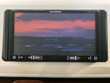 停車中には、TVや動画コンテンツをお楽しみいただけます。長距離移動の休憩時間に、リラックスしたひとときを過ごせる便利な装備です。