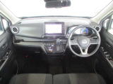 黒を基調としたスタイリッシュなデザインの運転席です。衝突被害軽減ブレーキ、レーンキープアシストなどの安心装備付き!