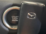 【アドバンストキー】カバンやポケットに入れたままでもドアの施錠・解錠が可能なスマートキーを装備。エンジンのオン・オフ時もカギを取り出す必要が無いからとっても便利です♪