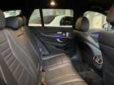 メルセデスのシートは少し硬めになっております。長時間の運転の際、適度な反発があることでお尻や腰の負担を減らす効果が御座います。