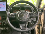 握りやすいステアリング形状で、運転操作をサポート。オーディオやハンズフリー通話のスイッチも操作しやすい位置に配置されています。快適なドライビングを追求しました。