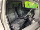 運転席まわりには十分なスペースがあり、大柄な方でもゆったり運転していただける環境です。