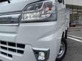【LEDヘッドライト】悪天候や夜間走行時も良好な視界を確保し安心して運転できる高輝度LEDヘッドライトを装備!点灯速度が早く、消費電力も抑えられています。