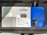 スマートキーは鍵をバッグに入れたままでもドアロックの開閉やエンジンのON・OFFができます。夜間や雨の日も鍵を探さなくて良いので便利です。