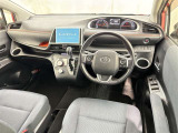 運転席まわりです。 各操作スイッチは使いやすい位置に配置されてます。