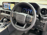 本革巻き3本スポークステアリング(ステアリングリモコン)・TOYOTAロゴ・ハンドルヒーター。
