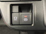 【電動パーキングブレーキ+オートブレーキホールド機能】 指先だけで簡単に操作が可能なパーキングブレーキ、スイッチを押すとブレーキペダルから足を離してもブレーキを保持できるオートブレーキホールド搭載。
