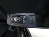 運転席ドアの操作しやすい位置にミラー操縦スイッチがついておりますので、ストレスなく自分のフィットする位置にセッティング頂けます。