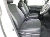 ゆったりと座れる運転席で快適なドライブをお楽しみください