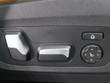 【メモリー機能付きパワーシート】運転手が代わってもボタン一つで設定ポジションに。常にご自身のドライブ設定が整います。