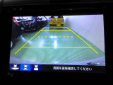 バックカメラの画像です。ガイドラインがスムースな車庫入れをサポートいたします。車庫入れの安心感がアップしますね。