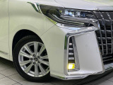 【LEDヘッドライト】悪天候や夜間走行時も良好な視界を確保し安心して運転できる高輝度LEDヘッドライトを装備!点灯速度が早く、消費電力も抑えられています。