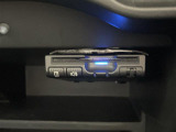 【ETC】有料道路を利用する際に料金所で停止することなく通過できる、ETC車載器(ノンストップ自動料金収受システム機器)が装備されています。セットアップを行うことで利用可能になります。