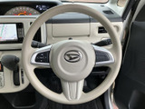 握りやすい形状で、運転操作をスムーズにします。操作性に優れたステアリングが、より快適なドライブを演出。軽快なハンドリングを楽しめます。