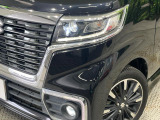 【LEDヘッドライト】悪天候や夜間走行時も良好な視界を確保し安心して運転できる高輝度LEDヘッドライトを装備!点灯速度が早く、消費電力も抑えられています。