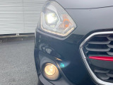 【LEDヘッドライト】悪天候や夜間走行時も良好な視界を確保し安心して運転できる高輝度LEDヘッドライトを装備!点灯速度が早く、消費電力も抑えられています。