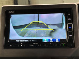 リバースギアに入れるだけで後方の表示へ切り替わります。夜間や雨の日の駐車も楽になりますよ。